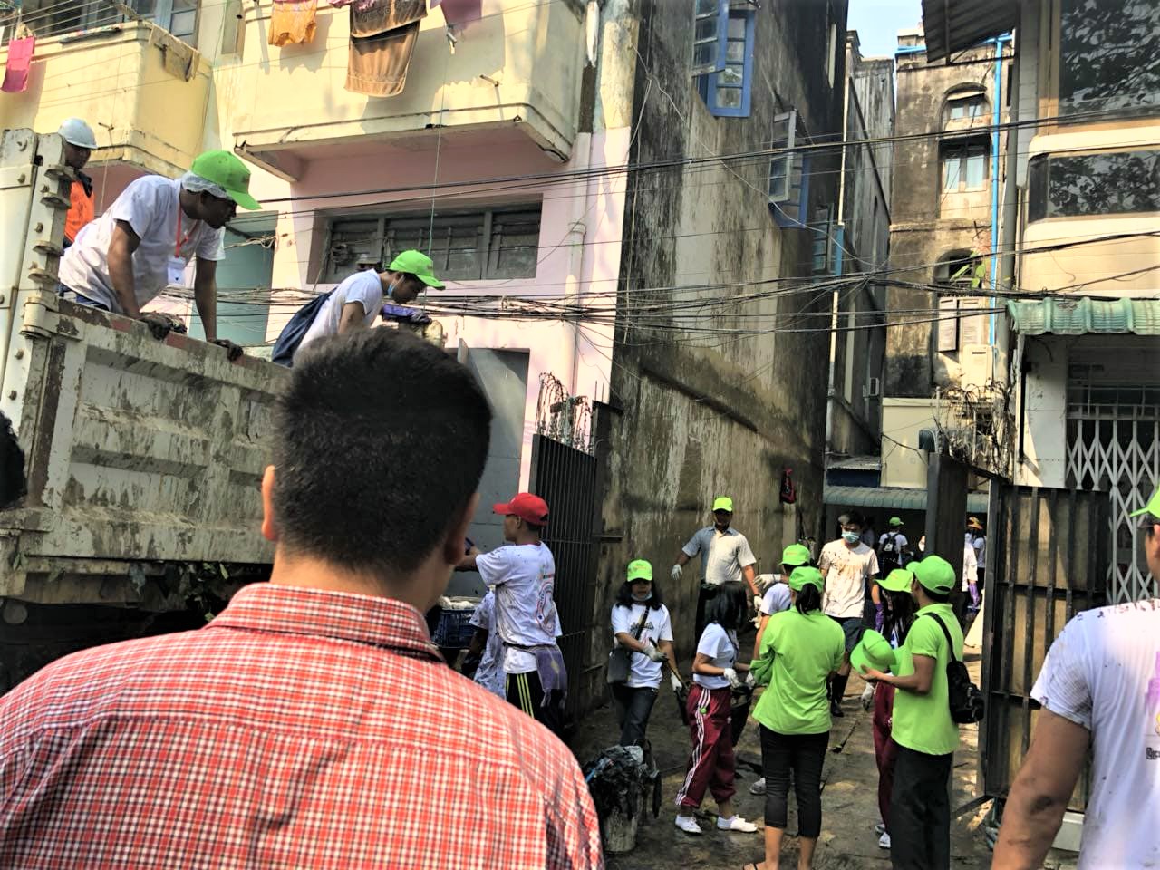 Yangon Cleanup Challenge မှာပါဝင်ခဲ့သူများအတွက် Jasmine သောက်ရည်သန့်မှ ရေသန့်ဘူးများ အခမဲ့ ပေး၀ေခဲ့ပါသည်။